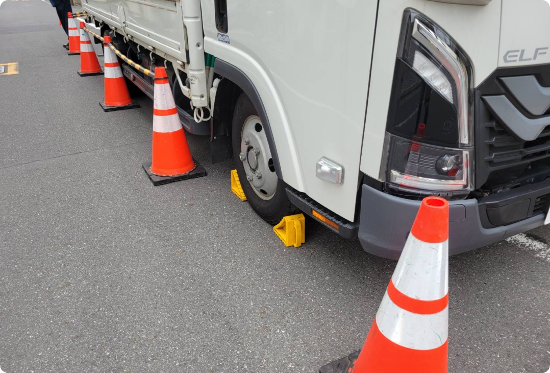 トラックまわりに設置されたカラーコーン